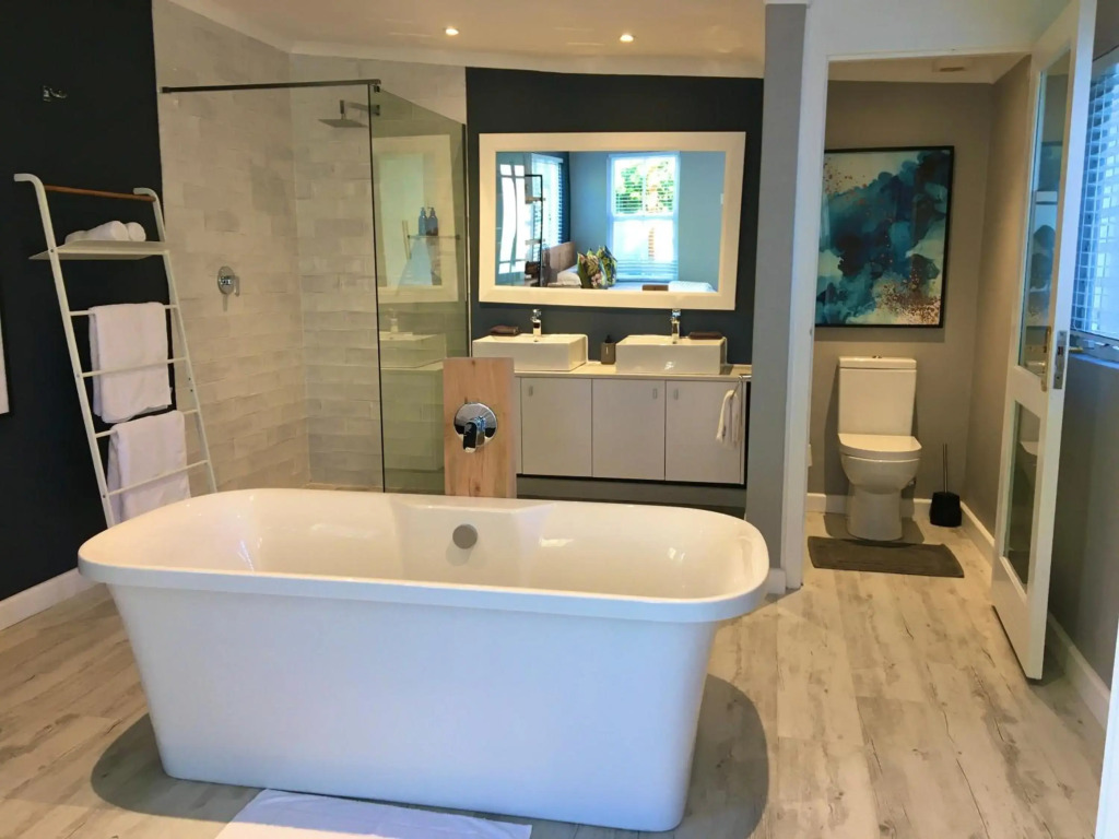 Modern Spacious Cottage with Hot Tub, Flora Studio