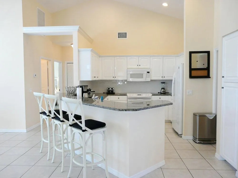 Luxuriously Furnished Waterfront Home With Pool/spa