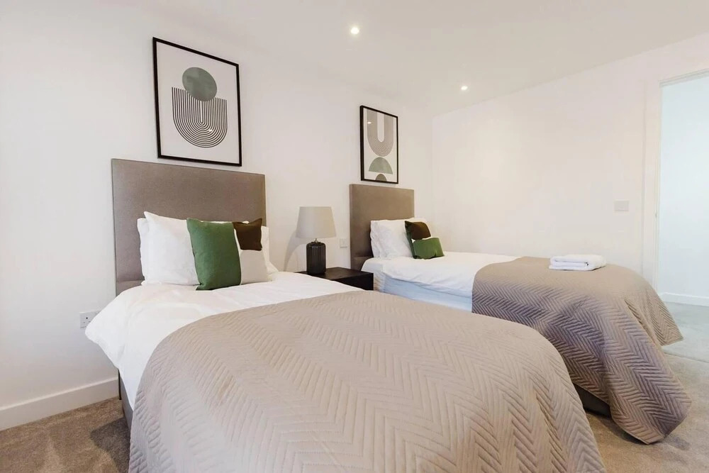 Watford - House - Sleeps 6 - Parking - Garden