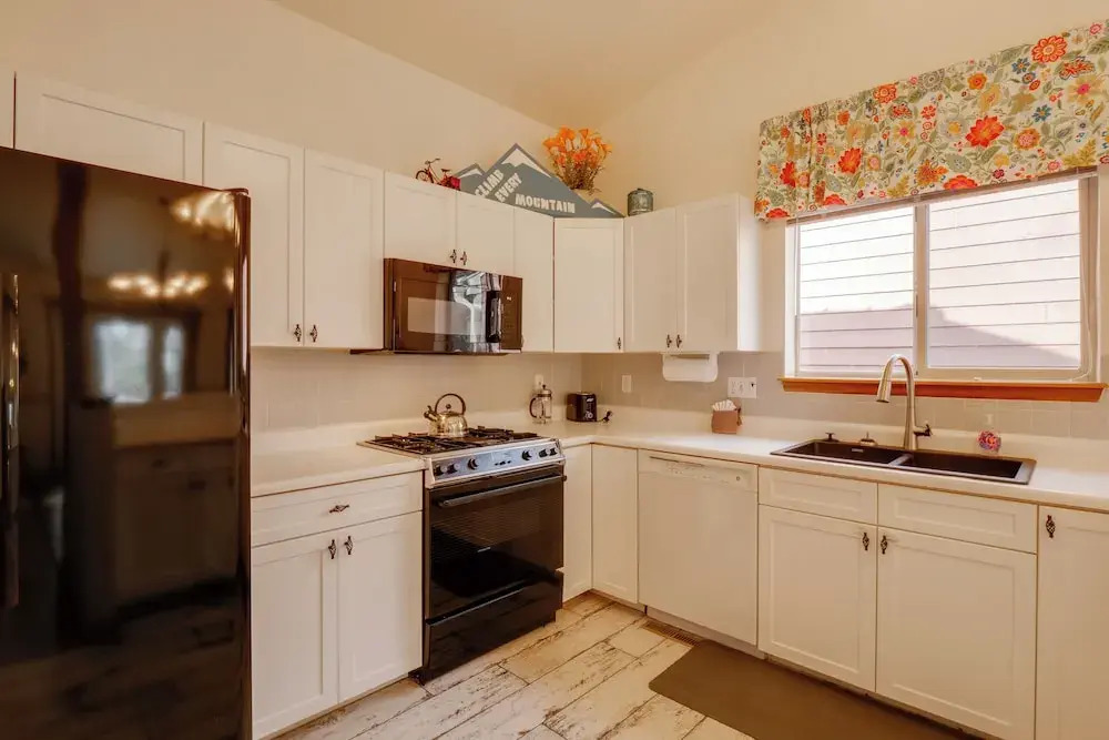 Homey Dog-friendly Retreat w/ Deck in Dtwn Frisco!