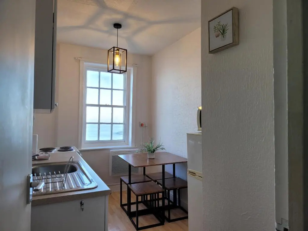 Sea View flat 4 fast WIFI & FREE parking
