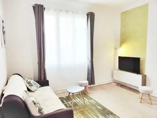 F2 Golden Lounge, Hyper Centre, Parking