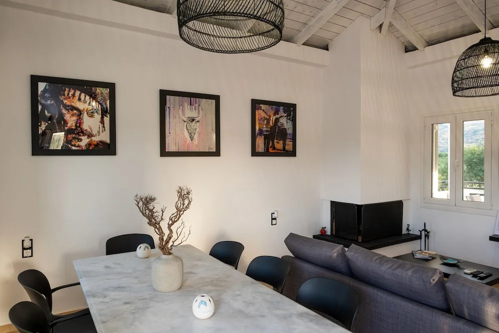 Kournas-sleeps8-parking-garden-pool-petfriendly