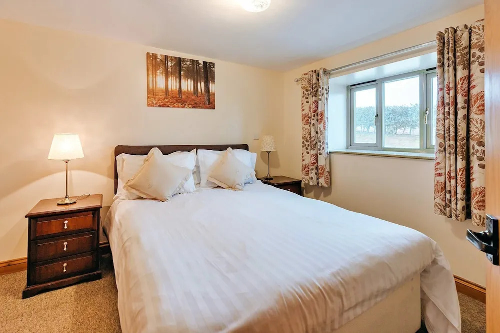 Cottage in Norton With Tennis Court & Patio