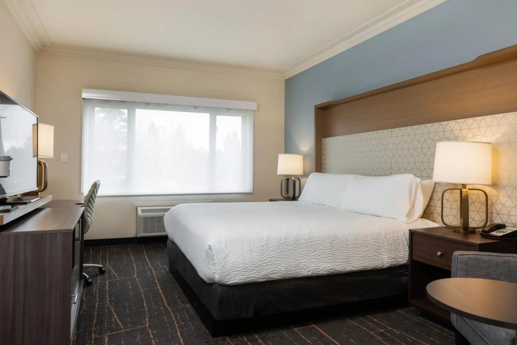 Holiday Inn Victoria - Elk Lake by IHG
