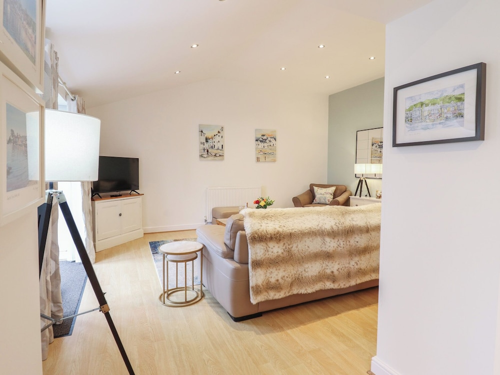 Maritime Mews, 6 The Oakleys
