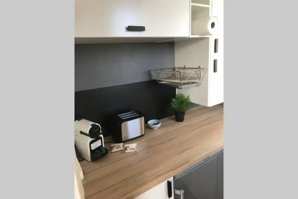 POILUS : Studio neuf avec PARKING