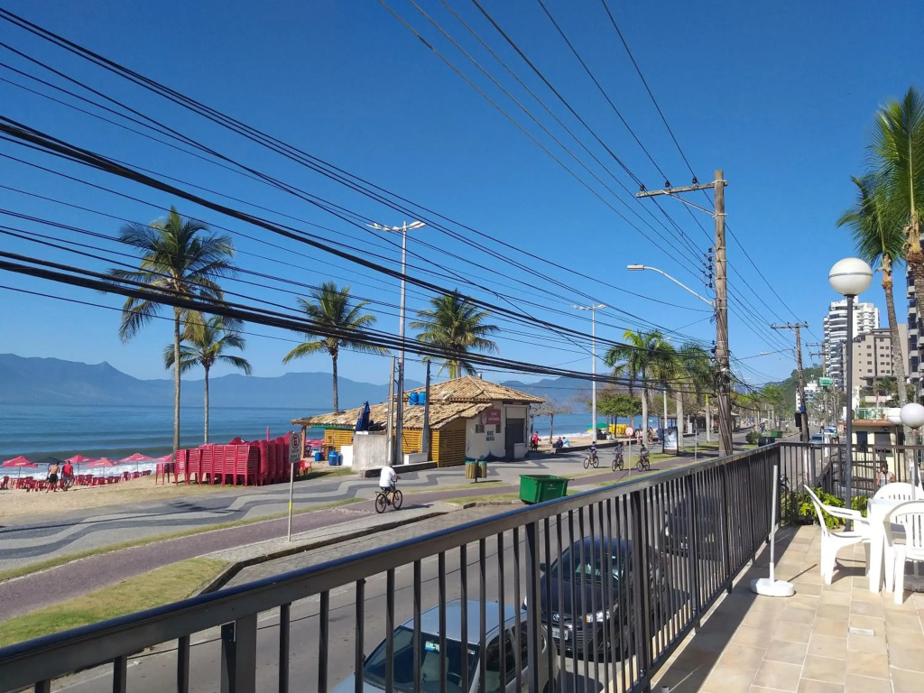 Apartamento na avenida da praia Martim de Sá com vista infinita pro mar em todos os cômodos.No 3o. quiosque próximo a prainha.Sinta-se na praia ouvindo o barulho das ondas e música dos quiosques.Com piscina adulto e infantil.