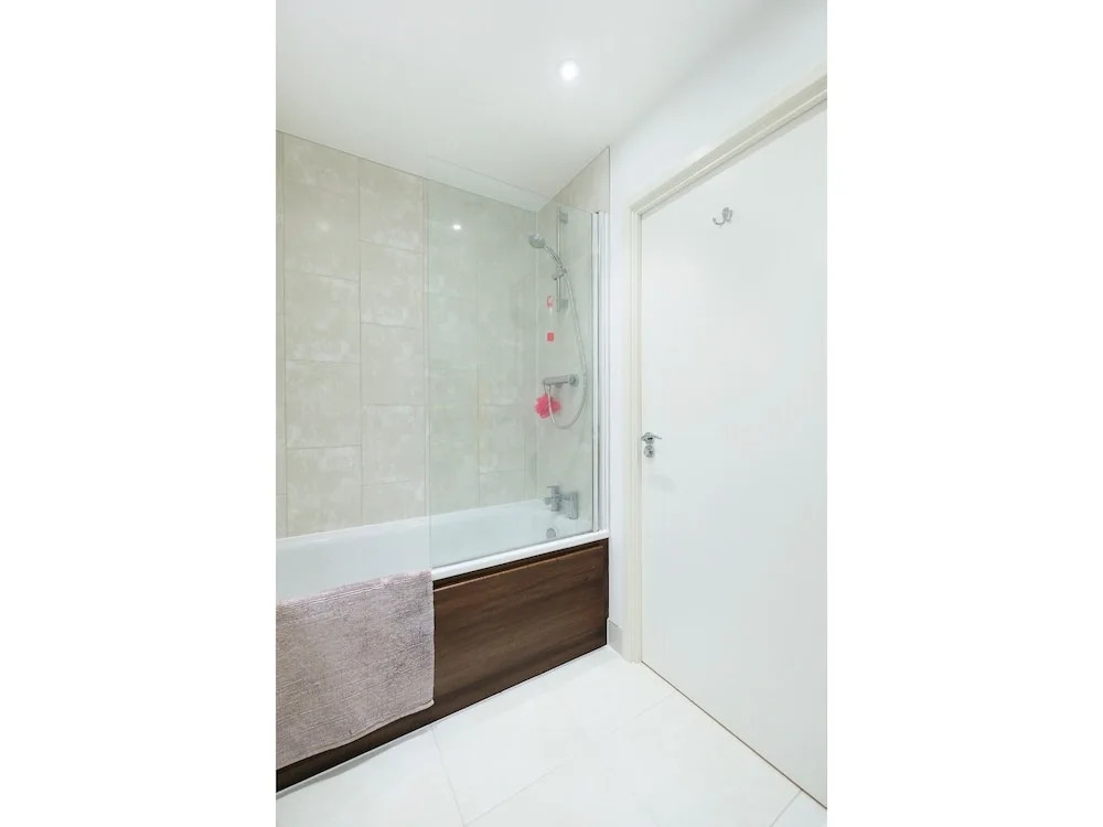 Cozy, Modern 1BR Brixton Flat For 5