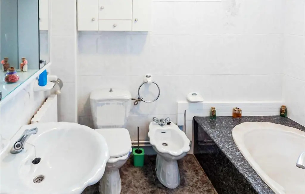 Amazing apartment in Fisterra with 4 Bedrooms and WiFi