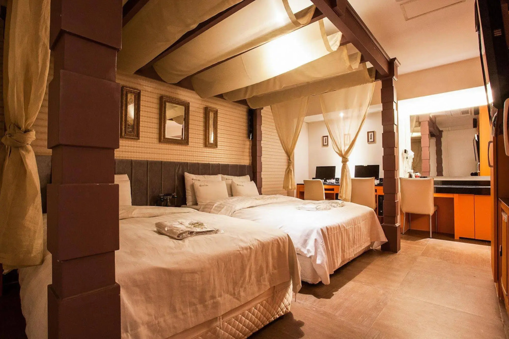 LaNuit Hotel