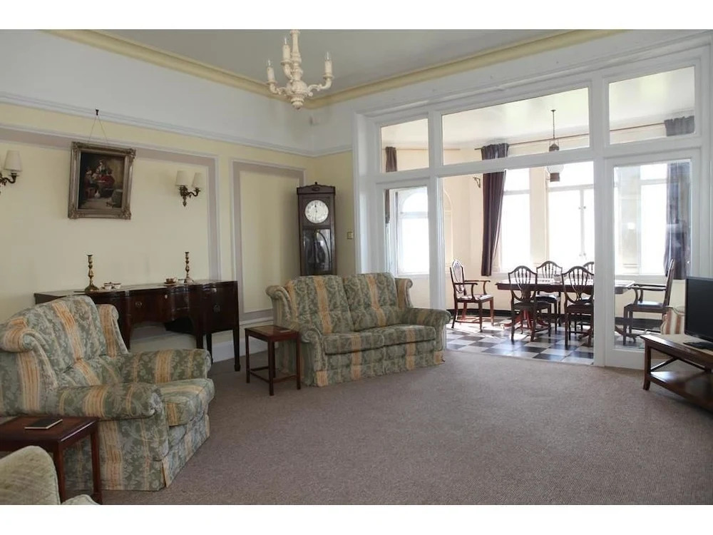 The Grand Burstin Hotel