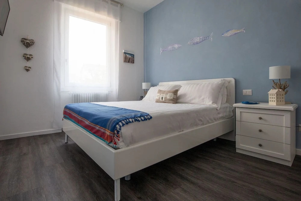 Maji Como Lake - Lake Como Historic Villa Apartments with Pool & Parking, 100m from Ferry & train