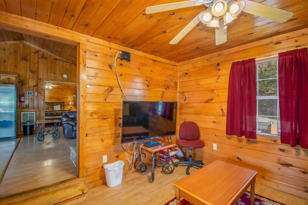 Ladybug Resort Romantic Cabin With Mountain Views, Game Room, Close to Dollywood
