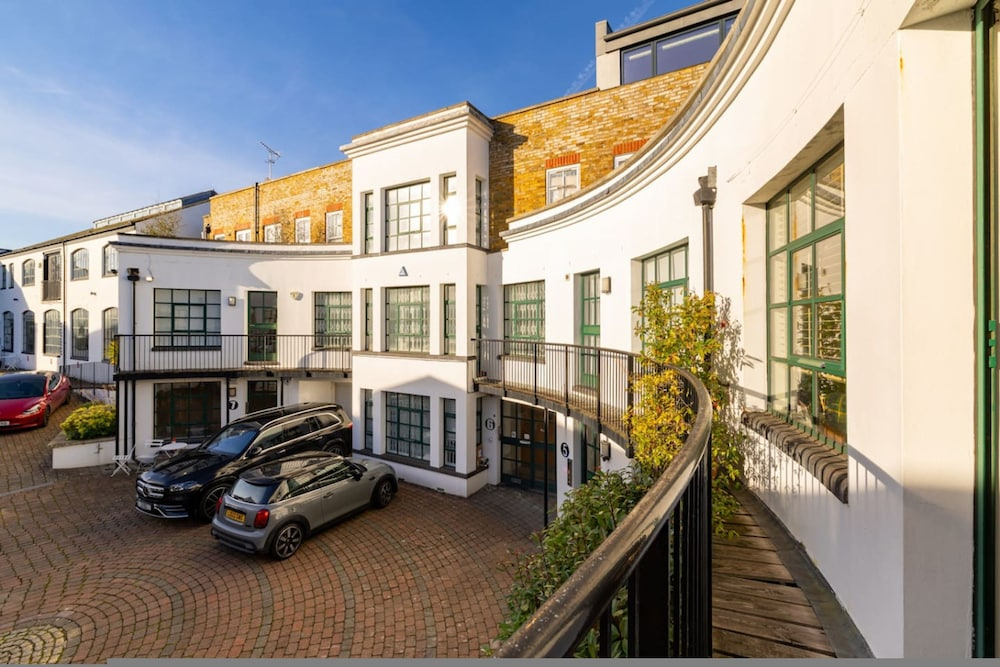 A Gentle Riverside Charm 2 Bedroom Mews House