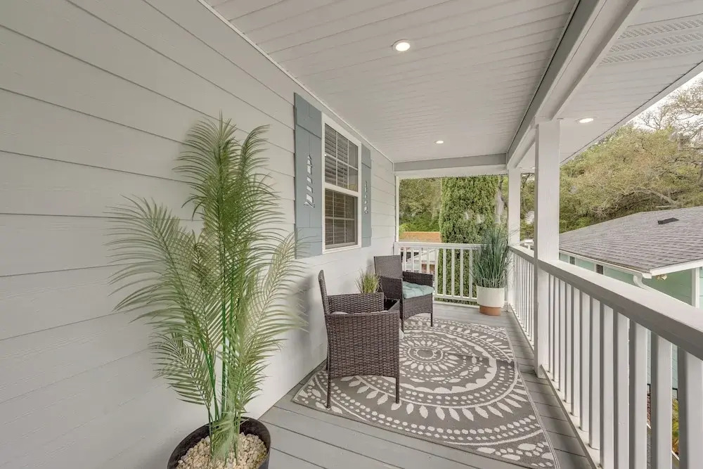 Sun, Sand & Smiles! Ocean Isle Apt w/ Balcony