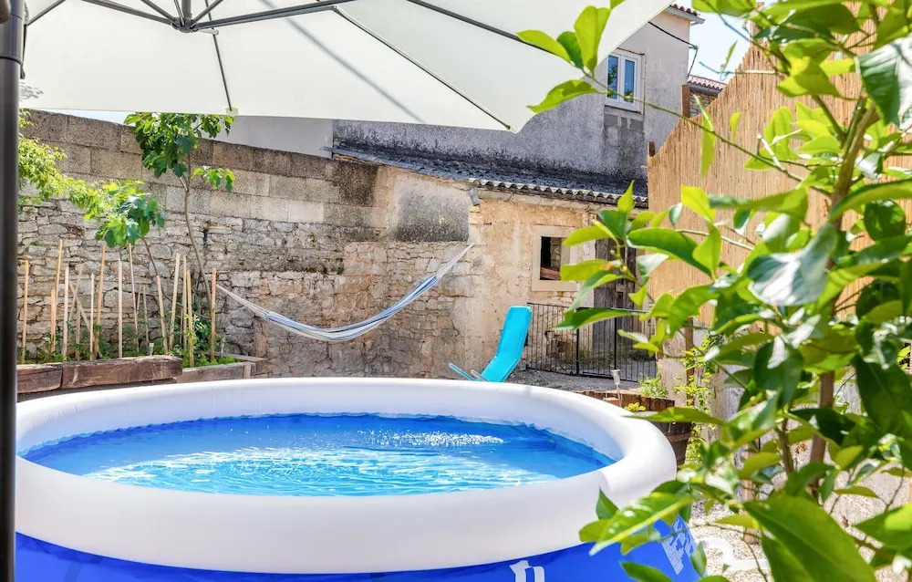 Beautiful Home in Divsici With Wifi and 4 Bedrooms