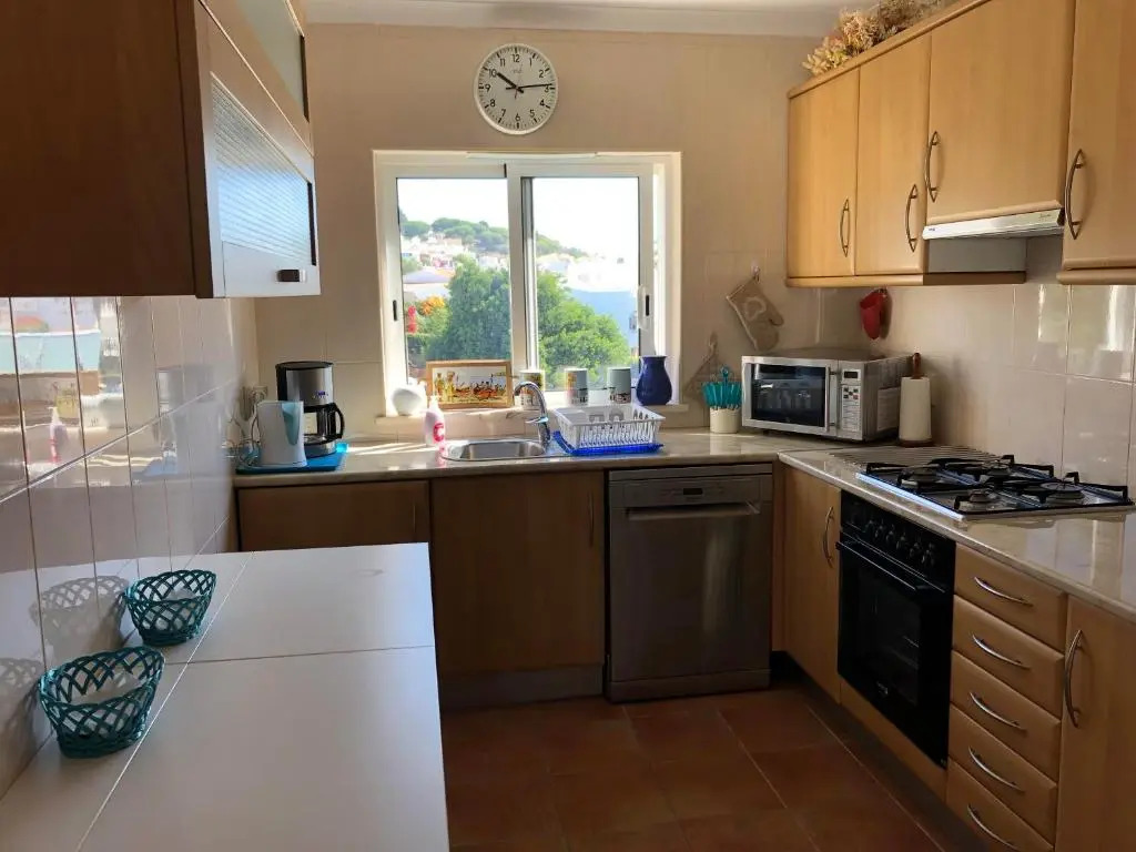 Algarve, Carvoeiro centre-ville, Récent appartement en duplex pour 5 personnes