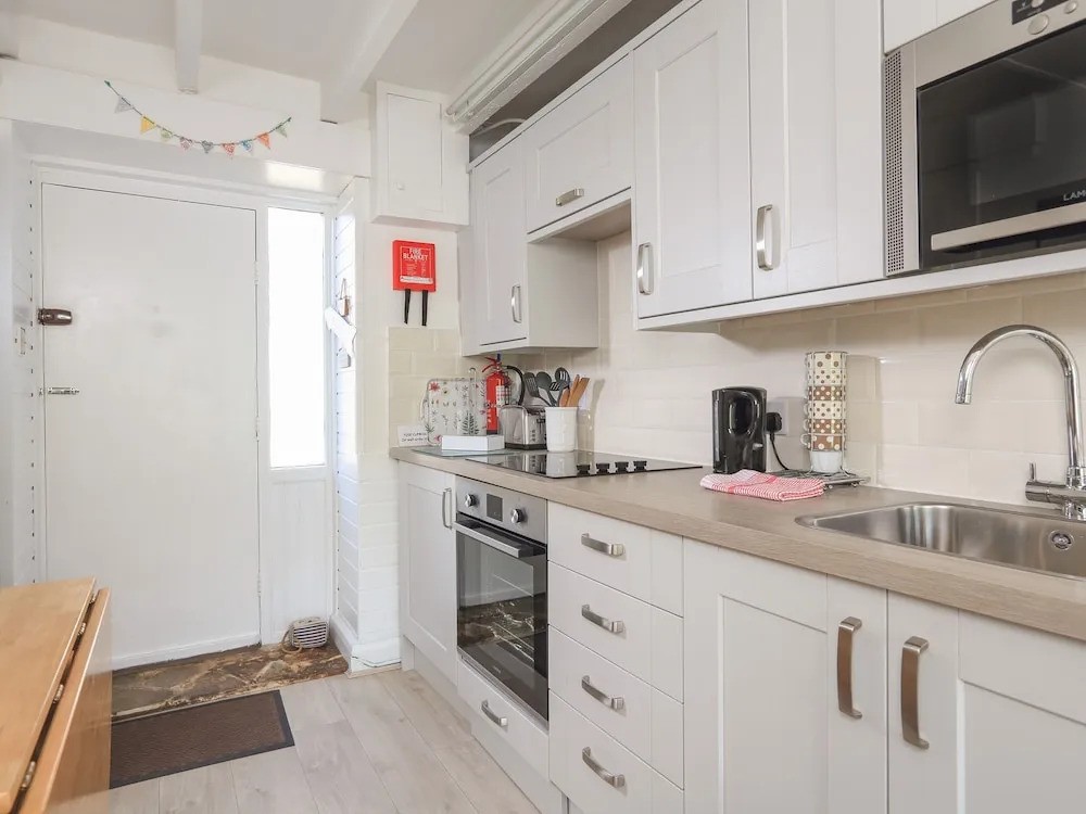 4 Thornlea Mews