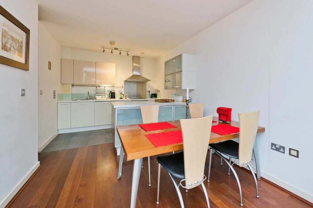 Spacious Flat With Balcony Close to the River in Greenwich by Underthedoormat