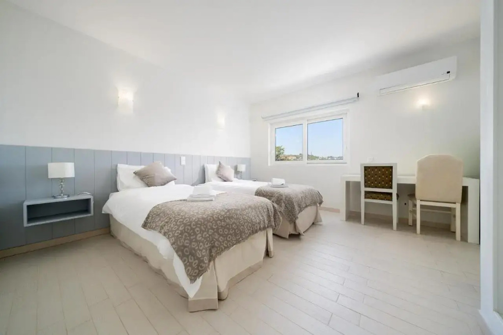 Beach Condo - Meia Praia - 3 Min Walk to Beach