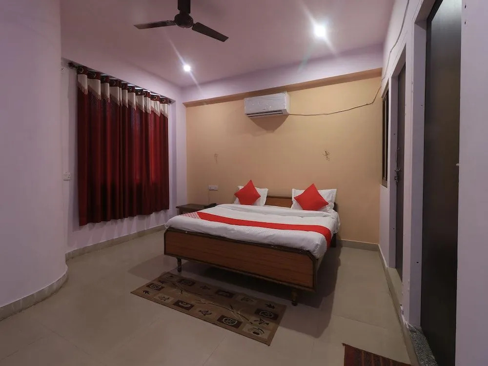 OYO 28636 Roopam Places