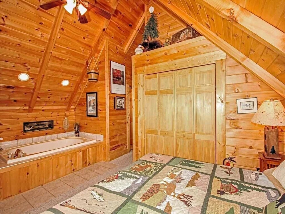 Bear Country Cabin, 2 Bedrooms, Sleeps 6, Private, Foosball, Hot Tub