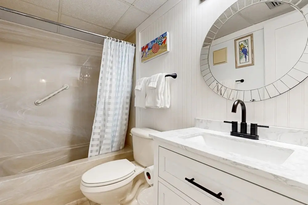Oceanfront Condo With Private Balcony, Shared Pool and Beach Access