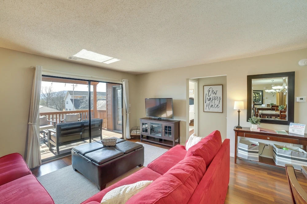 Golfers Oasis w/ Pool! 3 Mi to Table Rock Lake