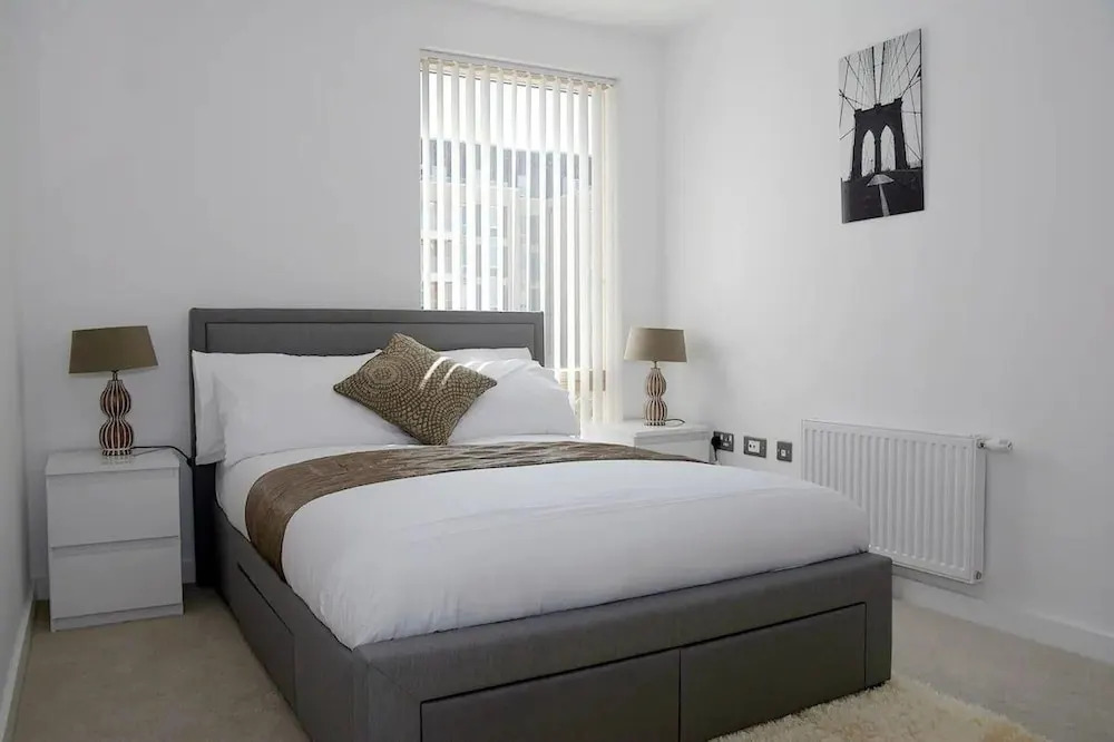 Near Dlr Station-family-sleeps 4-pets-parking
