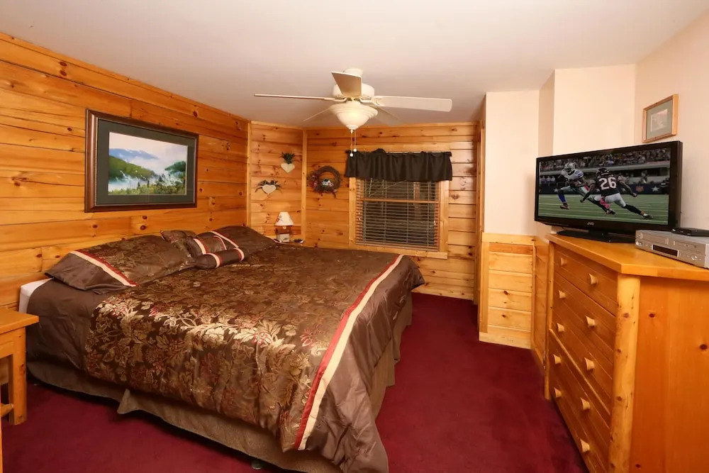 Hugs n Kisses 1 Br cabin by RedAwning