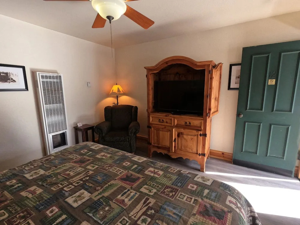 CREEKSIDE LODGE