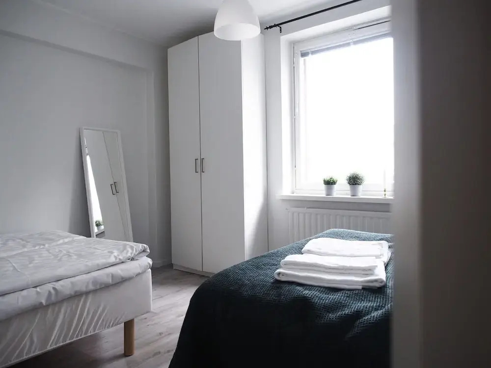Spacious Downtown Apt with Balcony that Hosts 10