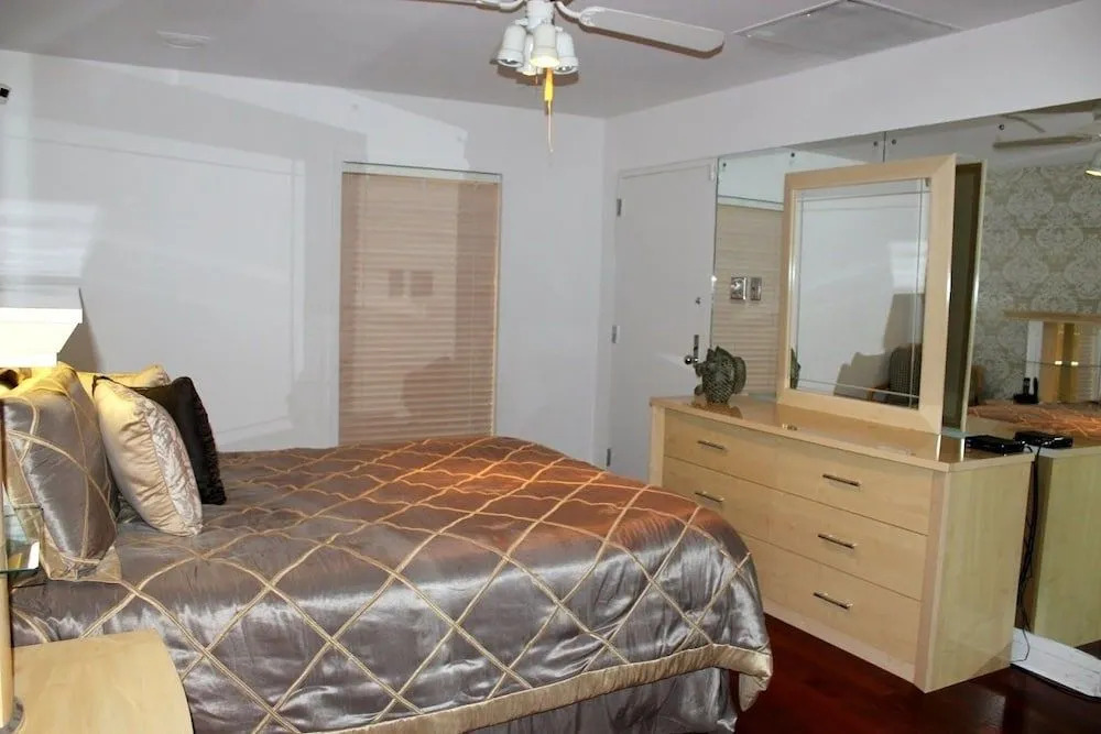 Hosteeva Marina Luxury Suites