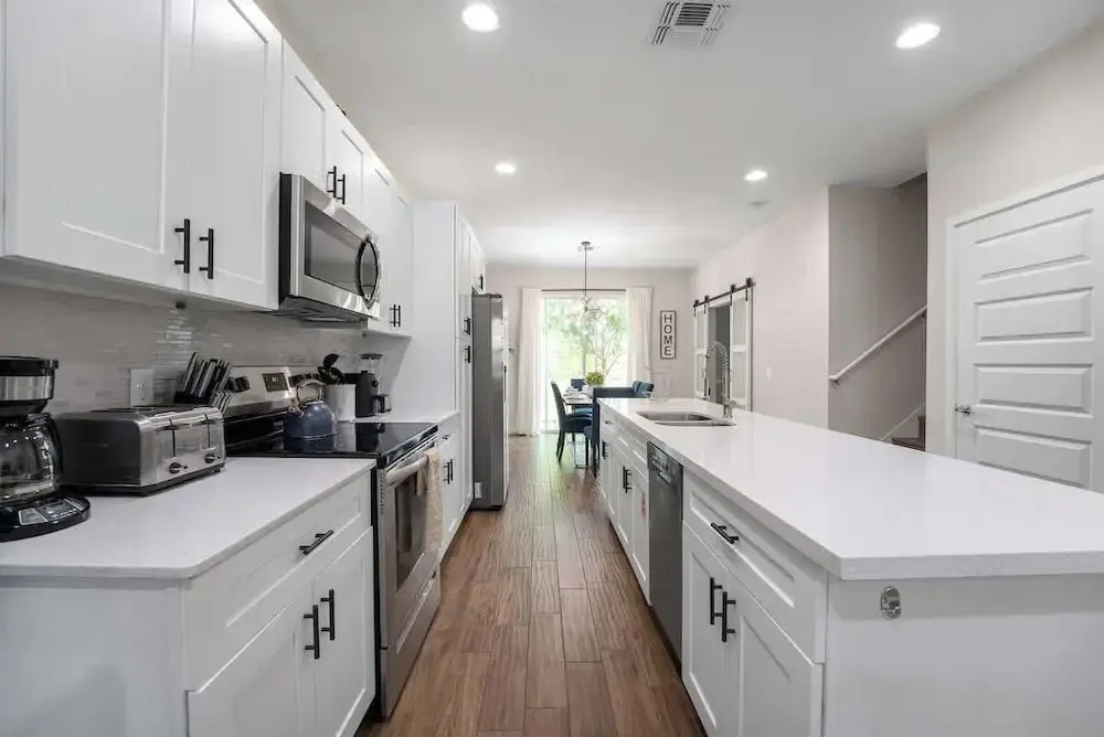 Beautiful 4BR Home w/ Modern Design