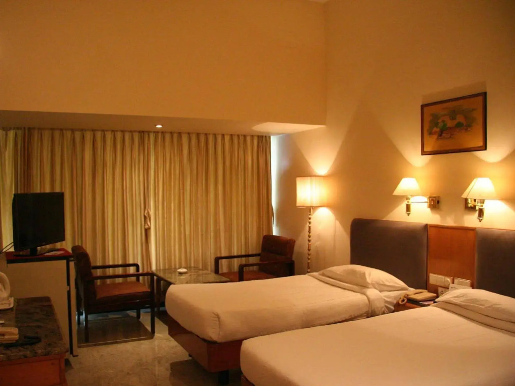 Hotel Parisutham