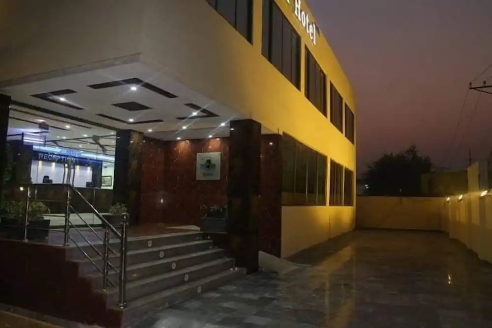 Pool & Park Hotel