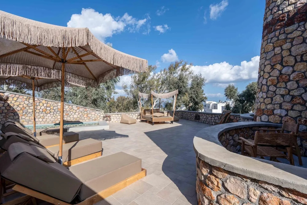 Pithos Apartments