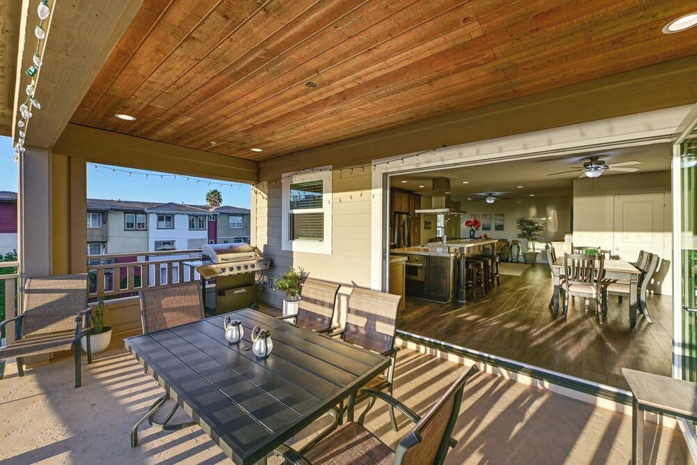 Stroll to Shore: Oceanside Condo w/ Hot Tub Access