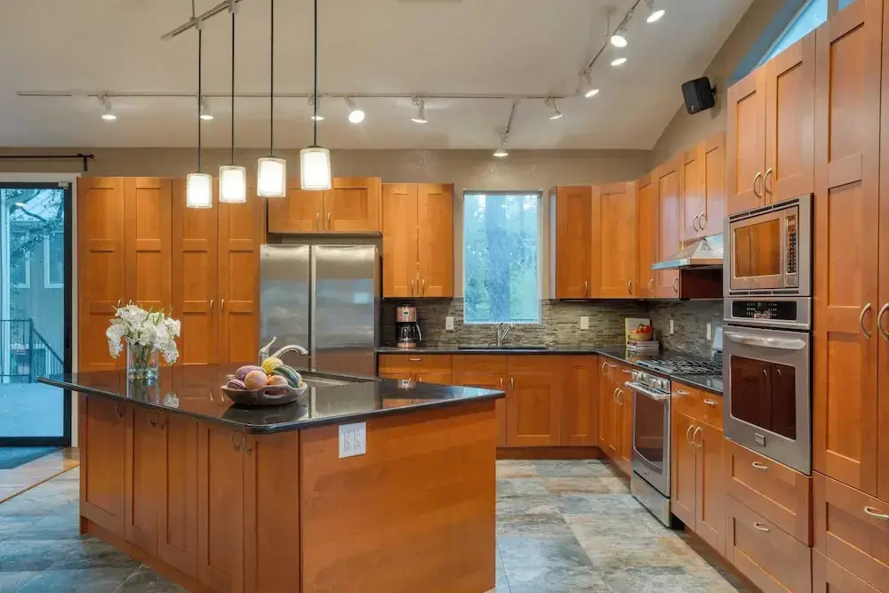Sleeps 18! Game Room, Deck w/ Firepit, 5bdr, Casita Cedar & Stone by Avantstay