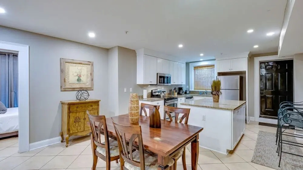 4 BR Beauty blocks from the River