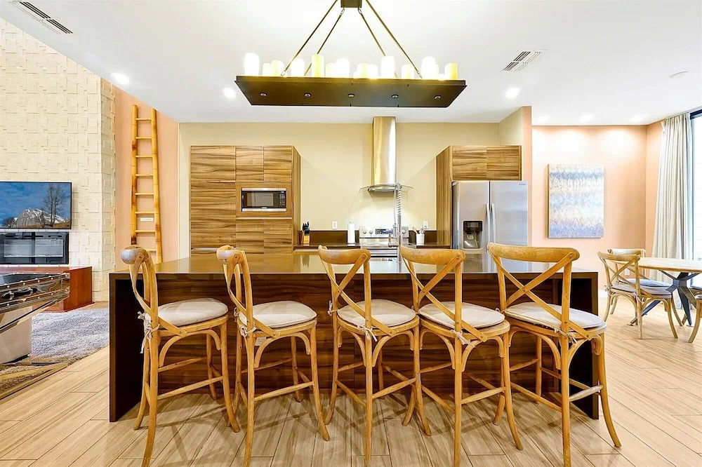 Spacious Luxury 4BR Suite Near Disney