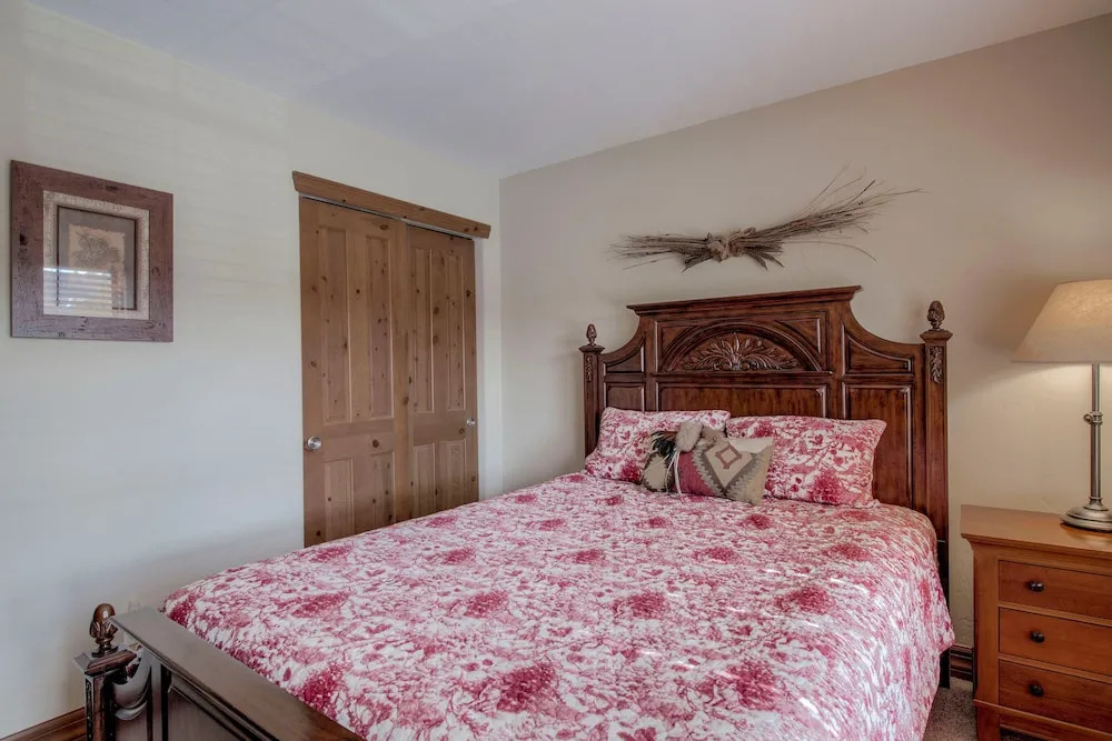 Beautiful Unit in Quiet Area w/ Shuttle to Slopes
