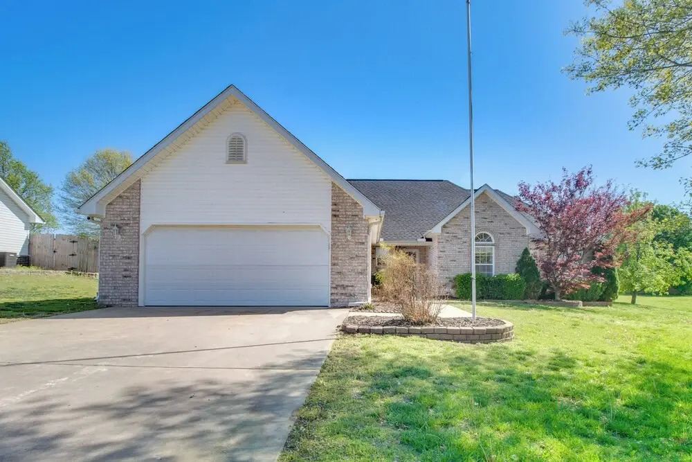 2 Mi to Grand Lake: Grove Home w/ Fenced-in Yard