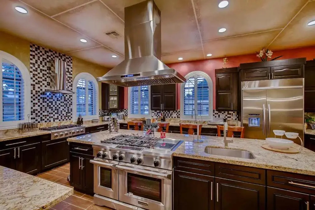 Villa Gordal - Enormous Villa in Las Vegas with 39 Sleeps