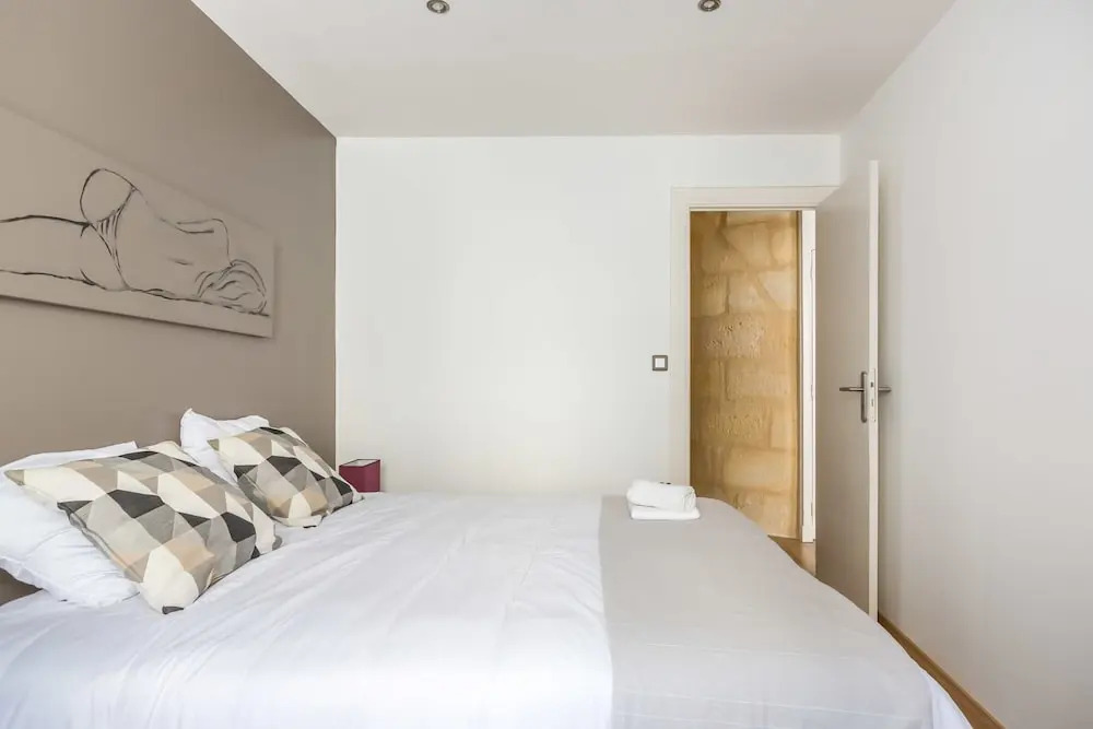 Cozy 3BR Apartment in Capucins, Bordeaux