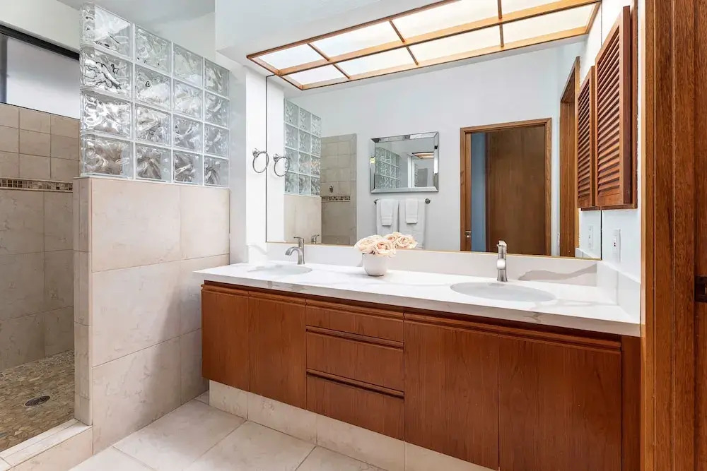 Newly Renovated - Gorgeous Condo & Location - Vrkcv