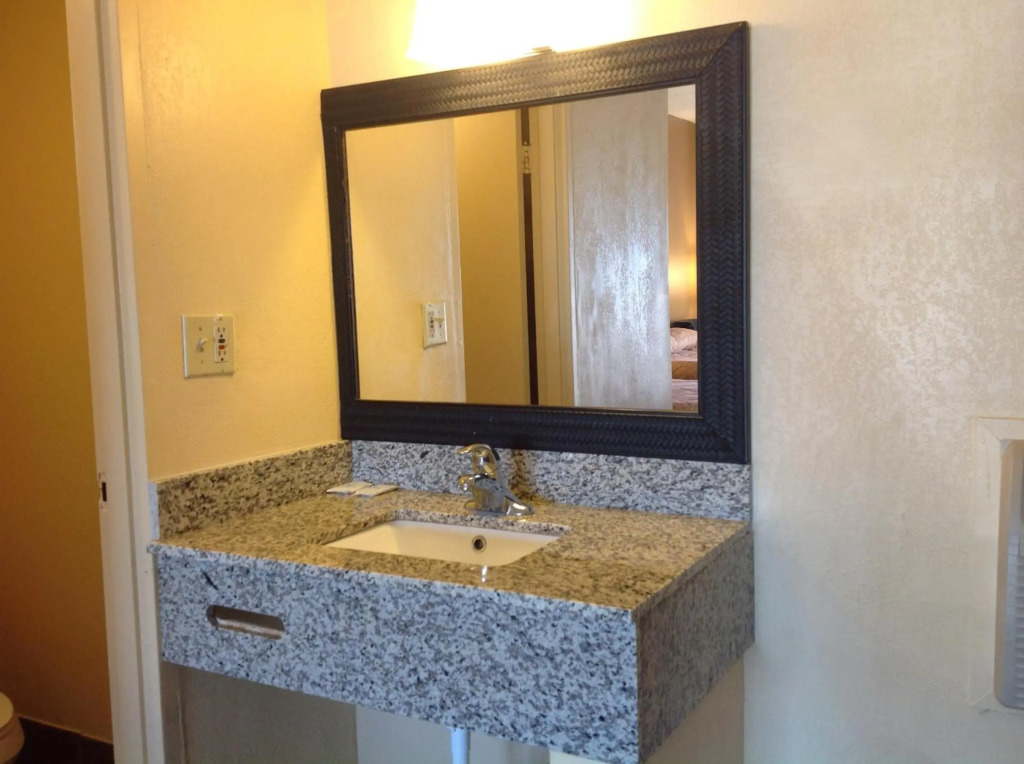 DIAMOND INN & SUITES