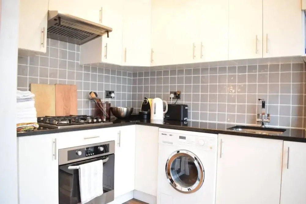 West Kensington Stunning 2 Bedroom Flat With Balcony
