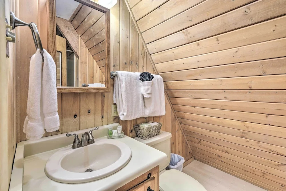 Ski-in/ski-out Red River Cabin w/ Mtn Views!